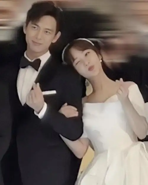 李现庆祝29岁生日手拿定制玩偶自拍结合杨紫的祝福太甜