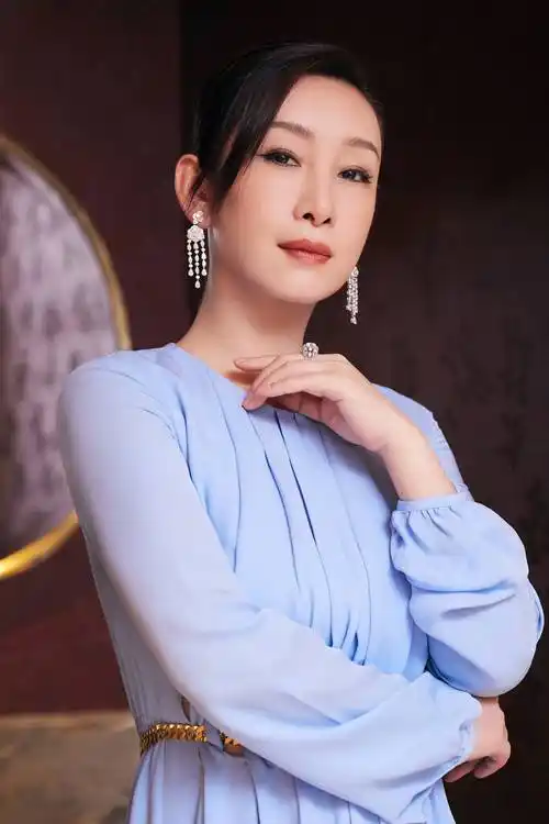 秦海璐身着st. john 2023早秋系列蓝色抽褶礼服裙_镂空_知性_时光