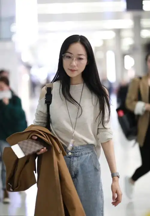 韩雪素颜走机场,把空气净化器当项链,网友:科技达人,长见识了