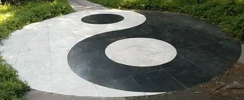 乾坤亭——地下是用大石铺成的阴阳太极图,和山下的乾坤湾相对应.