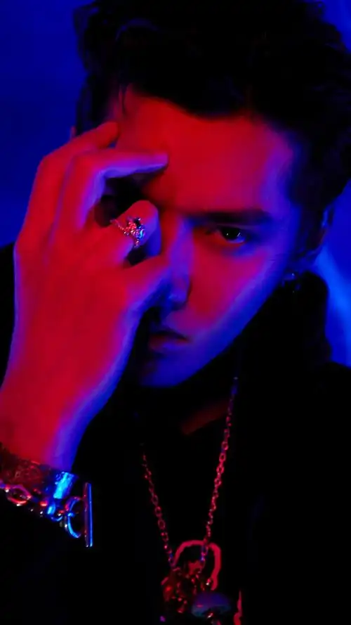 吴亦凡休闲时尚帅气写真,高清图片,手机锁屏桌面-壁纸族