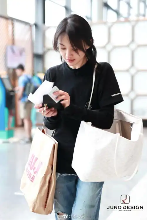 郑爽素颜现身上海机场显出脸上痘印学生妹造型清纯可爱