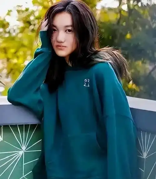 躺赢?18岁李嫣进军娱乐圈,被5所艺术院校录取,曾一幅画卖100万