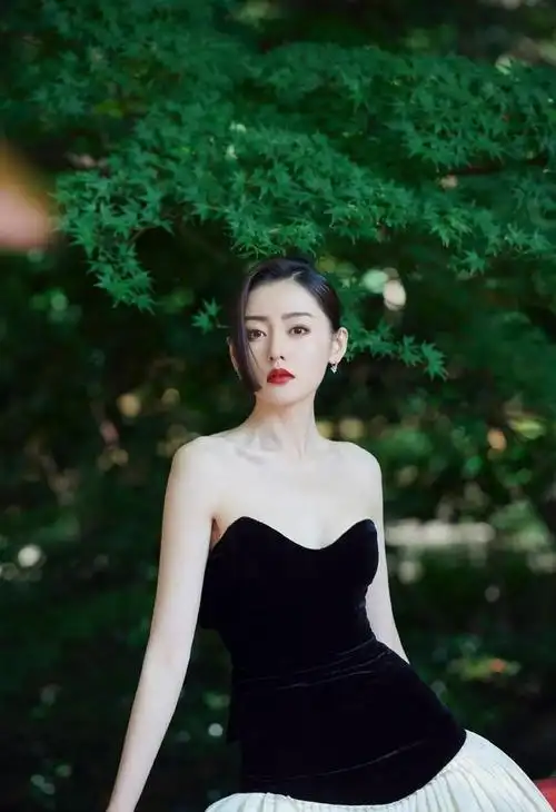 明星写真:张天爱黑色抹胸拖尾长裙时尚美拍,身材婀娜仙气飘飘