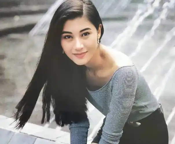 53岁李嘉欣近照曝光,抿嘴笑时暴露几层皱纹,网友调侃:瘦到脱相_腾讯