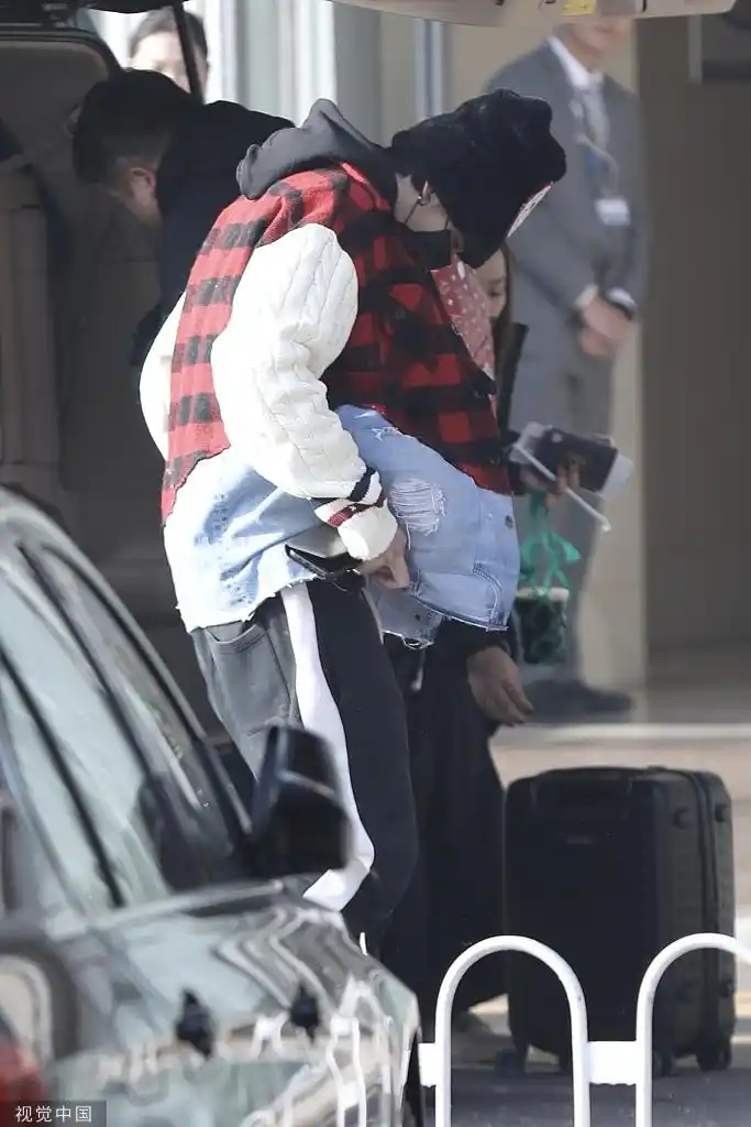 组图:吴亦凡戴黑帽子袜子外露潮范足 边走边整理衣服萌又帅