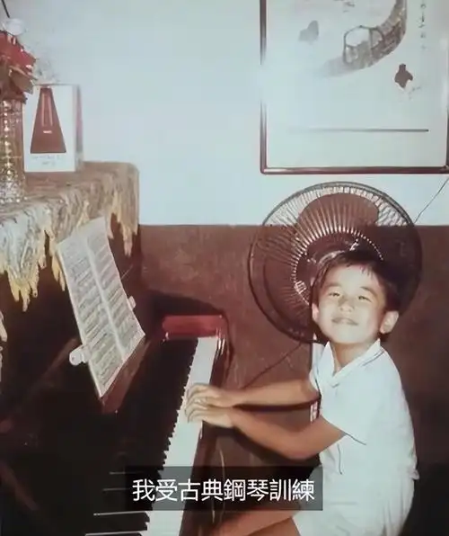 童年对于周杰伦来说,就是在钢琴旁画地为牢.