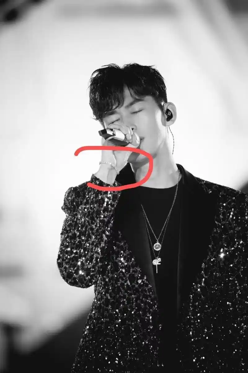 还有网友发现张翰最近戴着的手链是郑爽同款,是他当年送给郑爽的.