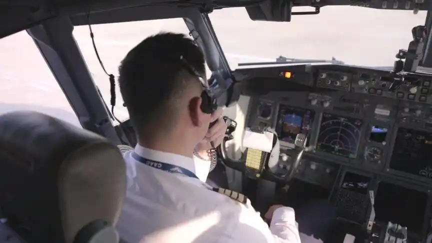 机长  #开箱 谁说飞行员只会开飞机……他们还会开箱!