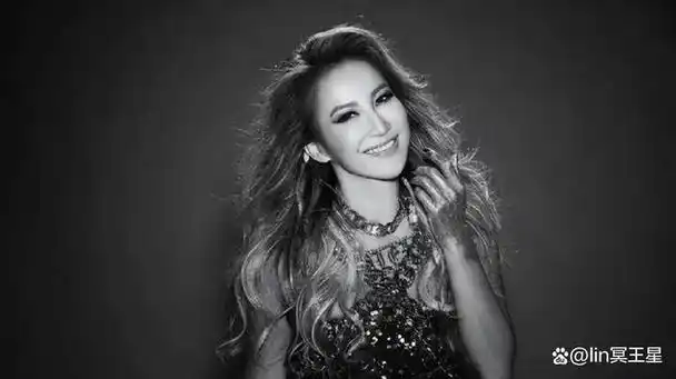 她是一位华语流行女歌手,以其出色的唱功和深情的演唱风格而备受瞩目.