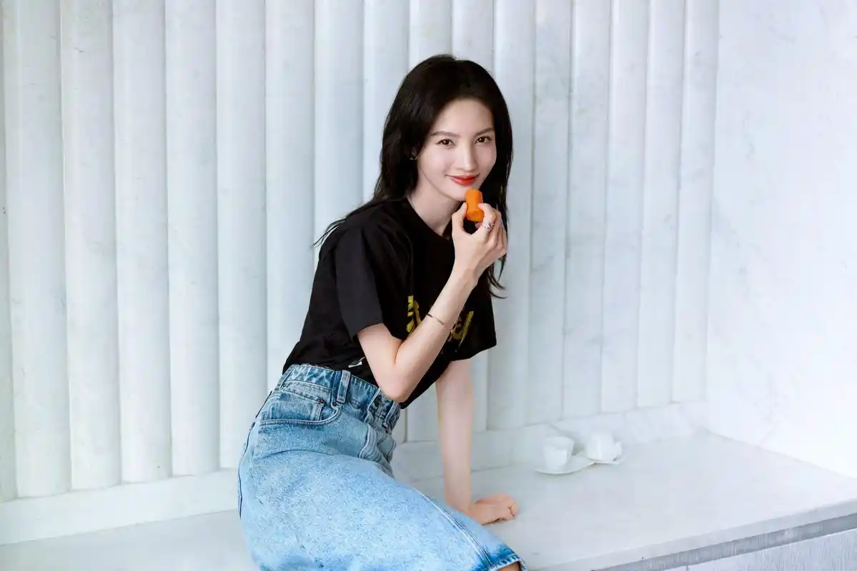 刘诗诗的大美照片让人心旷神怡,而金晨这次比较低调……[心][吃鲸][心