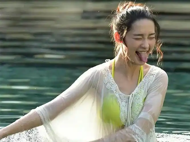 李沁综艺旧照火了站在水中吐舌头引起热议被指掉价了
