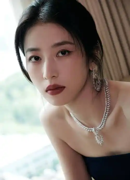 周雨彤蓝色抹胸连衣裙性感香肩写真_网友_气质_造型