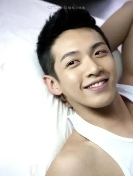 肌肉男:帅气男星柯震东高清图片-小虾米