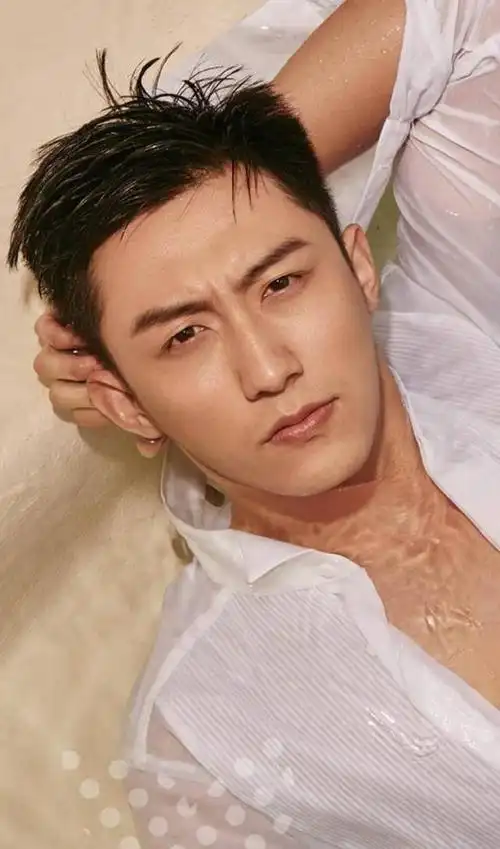 黄景瑜当模特时期的旧照被扒,网友:绝对没整容