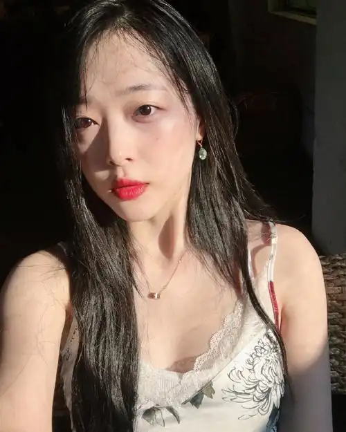 崔雪莉[超话]##崔雪莉ins# 莉:太热了 [米. 来自演员崔雪莉 - 尾