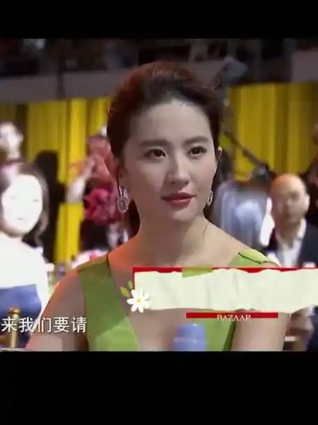 刘亦菲刘诗诗合影旧照#很难不被刘亦菲吸引寿桃裙内娱神图出处!