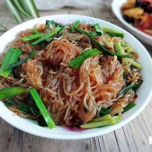 青蒜炒粉丝的做法_青蒜炒粉丝怎么做_清欢的烟火生活的菜谱_美食天下