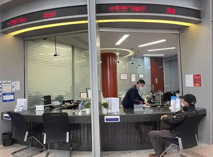 上海银行工作人员正在办理业务  记者黄坤拍摄