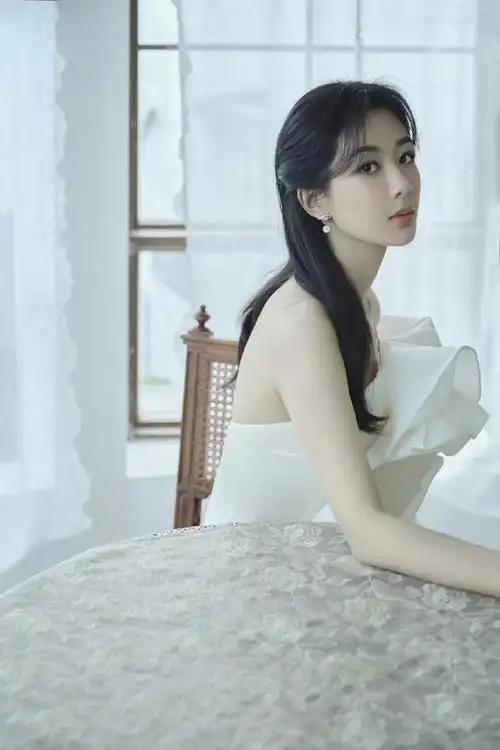 杨紫山茶花白裙