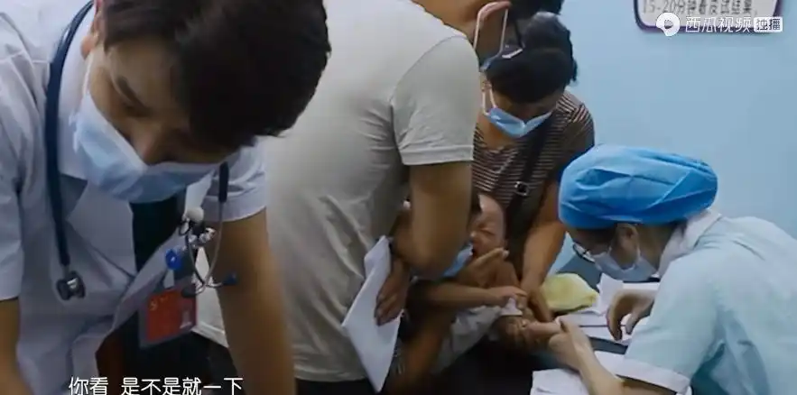 排队脱裤子,欢乐做手术?当熊孩子遇上儿科医生
