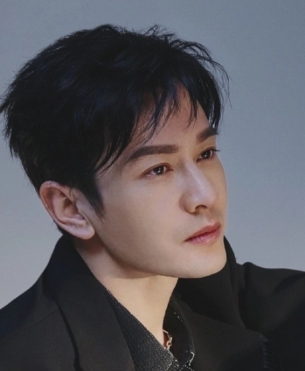 黄晓明坐地铁被认出路人晒无美颜照片43岁皮肤状态让人看愣