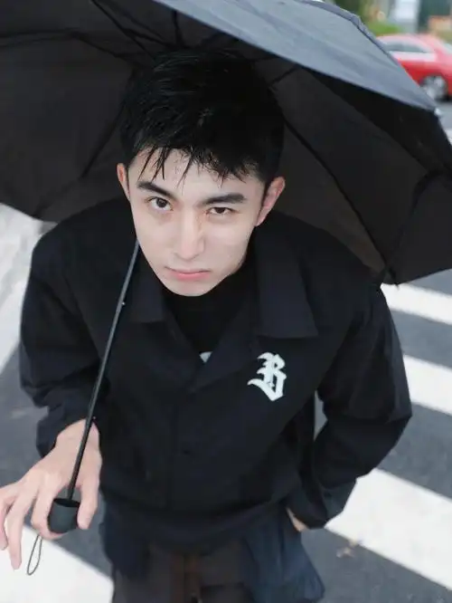 网恋男友发的,看着还挺帅家人们,帮忙看看这是网图吗?