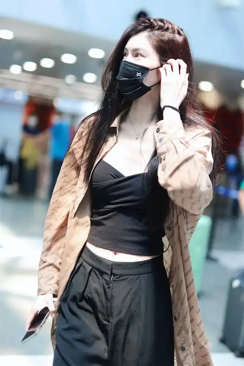 超模何穗北京机场街拍大片