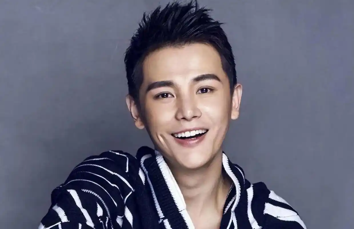 孙坚王霏霏游景德镇被偶遇,男方面部僵化无表情,被疑过度填充