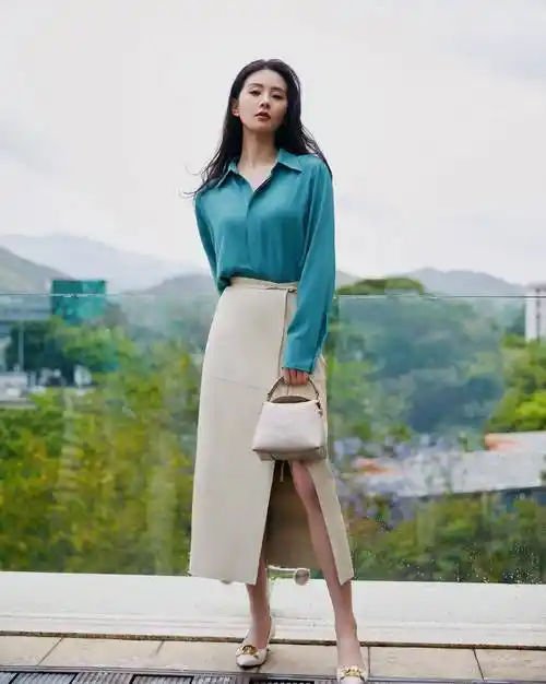 刘诗诗今日春照,蓝色衬衫白色开衩裙,轻盈优雅,自信从容_时尚_姐姐