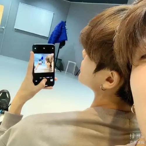 林彦俊开通绿洲首晒照 玩"循环"自拍露帅气侧颜