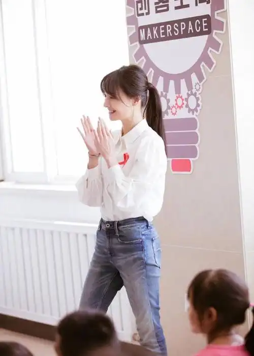 郑爽白衬衣造型分享,身穿干净简约的白衬衫搭配牛仔裤