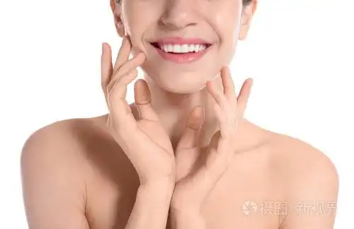 白色背景下完美光滑皮肤的年轻女性的特写镜头.美容美体中心