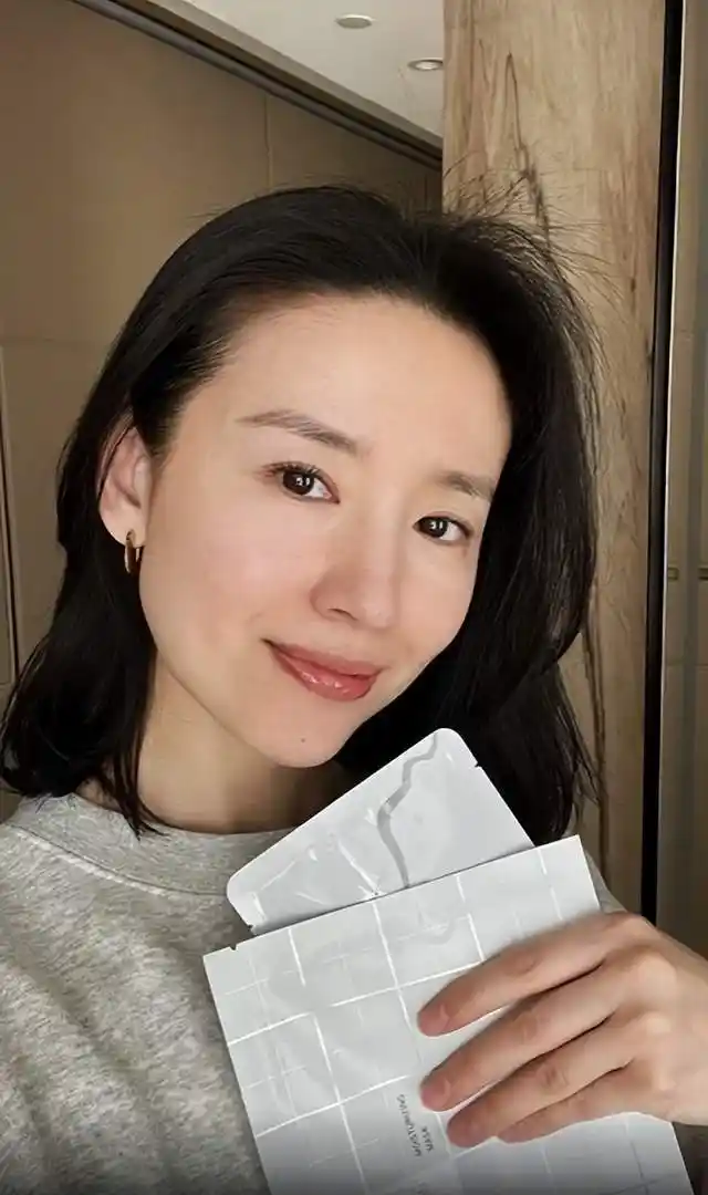 42岁董洁素颜出镜晒穿搭穿吊带秀性感锁骨跪地脱鞋太接地气