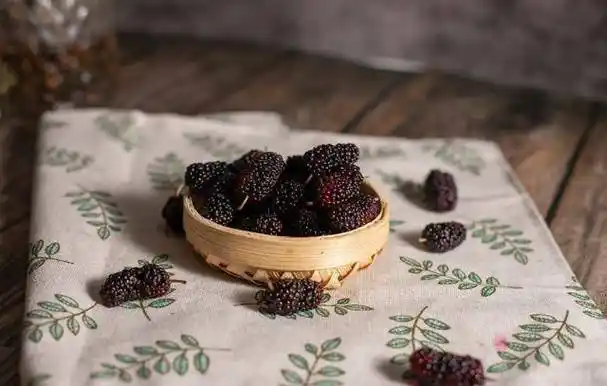 原创每天坚持桑葚干泡水喝身体发生了什么5个好处或不请自来