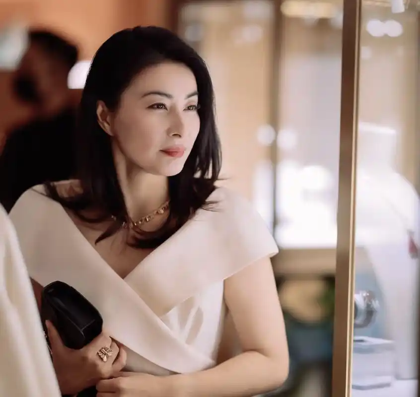 42岁郭晶晶奥运主题杂志大片曝光,穿大码西装,梳大背头又美又飒