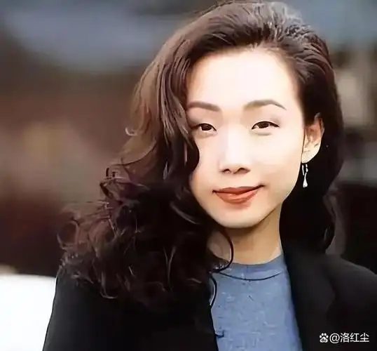 53岁朱茵近照曝光一家三口罕见同框60岁黄贯中撞脸林忆莲