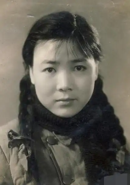 4,田华田华,中国女演员,一九二八年出生于河北唐县,主演电影《白毛女