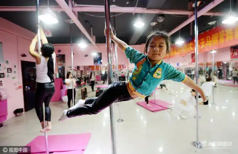 六岁女童学钢管舞家长支持登台表演