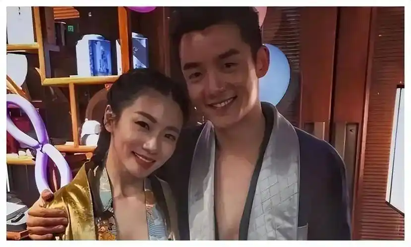 郑恺前任程晓玥官宣产女,晒宝宝正脸,ellary秀发浓密笑容好治愈_横店