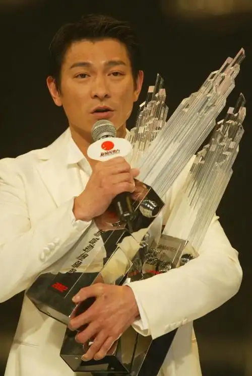 图文:香港新城劲爆颁奖礼2002揭幕--刘德华