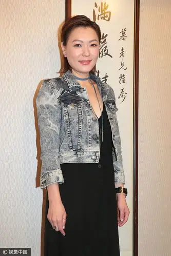 田蕊妮扎染牛仔小黑裙 高筒袜陪皮鞋俏丽十足