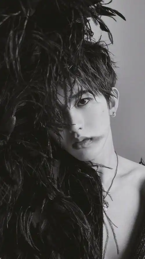 阳光小鲜肉蔡徐坤黑色系迷人写真