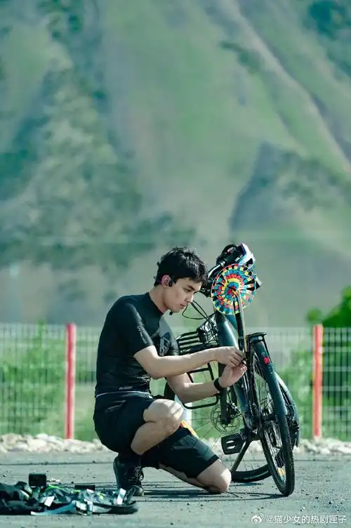 吴磊素颜嘟嘟脸#吴磊《骑有此理》花絮照来啦~素颜嘟嘟脸尊嘟好可爱!