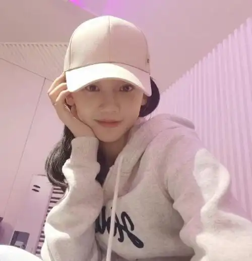 苗苗晒自拍照,素颜状态抗打,贴心陪伴郑恺工作?