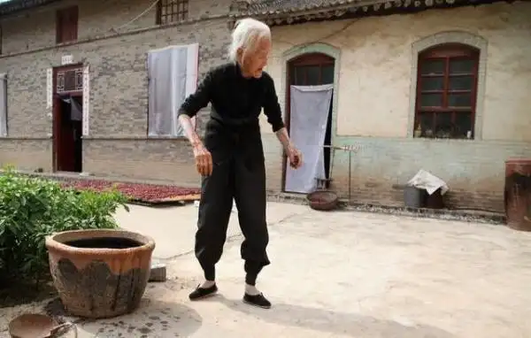 多年前,就劝母亲不要干活了,但是她不听,为了不让老人生气,最后就顺着