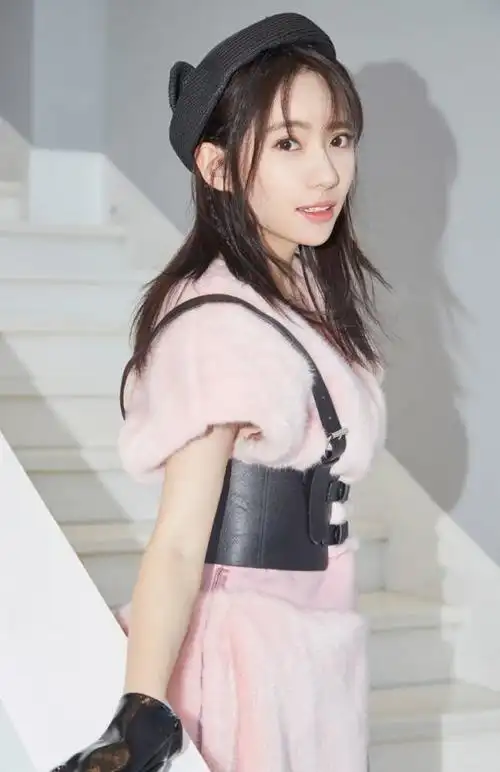 "诺澜"怕是全剧身材最好的?当她穿上马丁靴,腿被开过窗