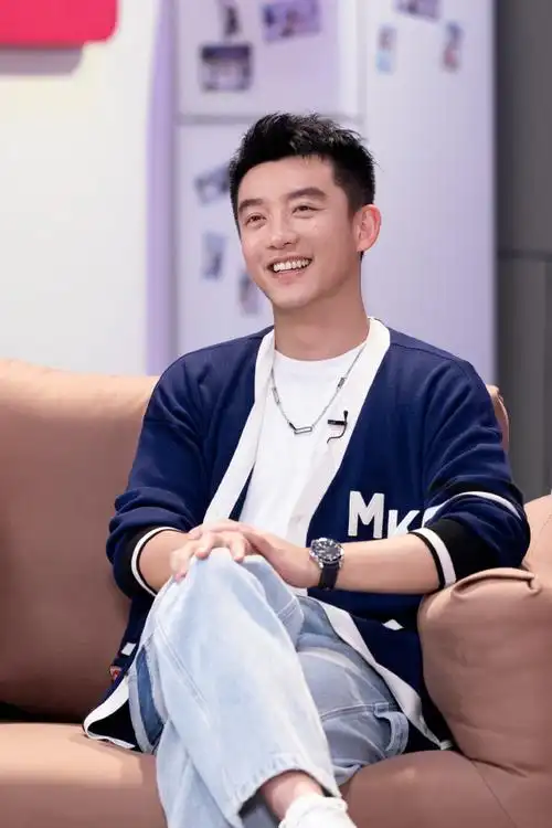 郑恺超话阳光明媚六月天,送给大家一位笑容明朗的学院风恺boss,陪你看