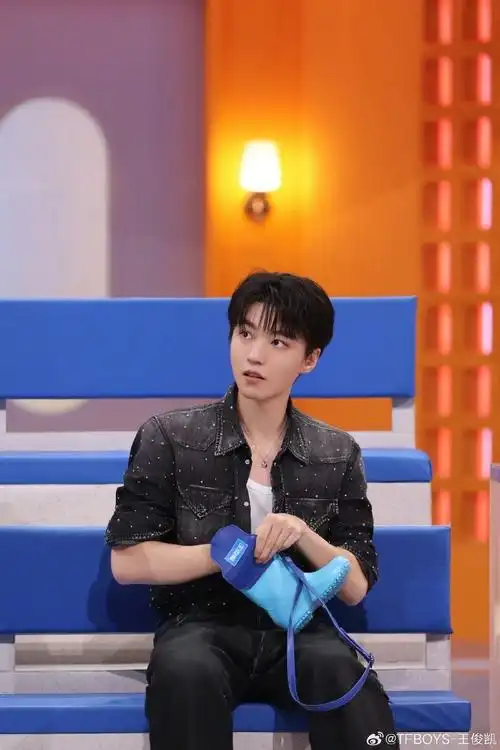 王俊凯衣服上是童年照##王俊凯衣服上印着小时候的照片