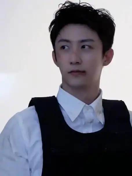 黄景瑜维和防暴队芭莎大片拍摄花絮